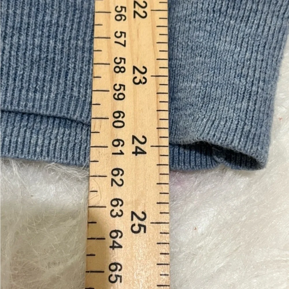 J. Crew Men's V-neck Long Sleeve‎ Pull Over Sweater Size Medium Light Blue